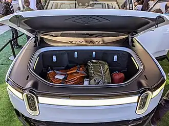 Frunk met bagage in een terreinwagen van Rivian.