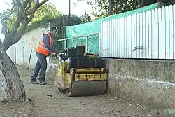 Zelfrijdende kleine wals, de bediener loopt erachter