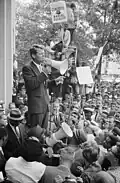 Robert Kennedy op campagne in 1963