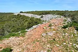 Verdedigingswal op de top aan de westkant