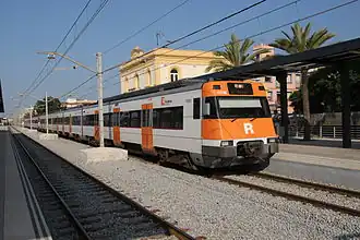 Een trein op de R1 service in Malgrat de Mar