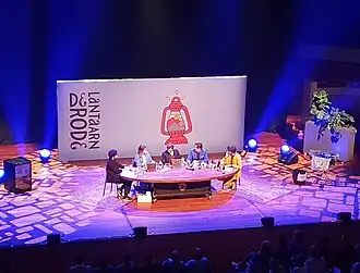Opname van De Rode Lantaarn met live publiek in TivoliVredenburg