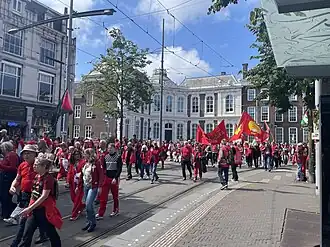 De eerste grootschalige Rode Lijn-demonstratie trok door Den Haag op 18 mei 2025.