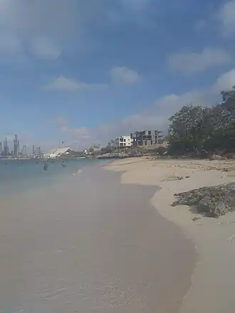Rodgers Beach, Aruba. De raffinaderij in de achtergrond