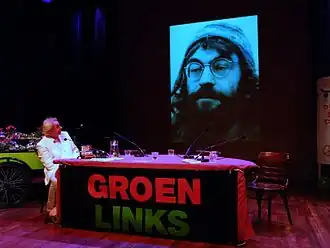 Van Duijn in 2008, terwijl hij naar een foto van zichzelf uit de jaren 60 kijkt