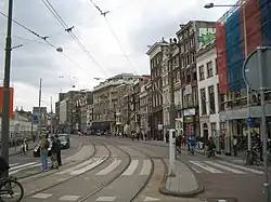 Het Rokin (kijkrichting de Munt) ter hoogte van het Spui, met links een afscherming voor de werkzaamheden aan de Noord/Zuidlijn, 2005