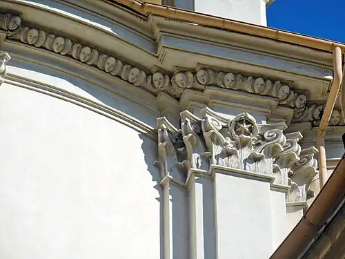 Detail van de gevel.