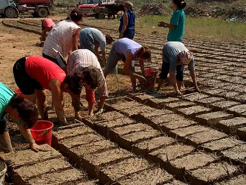 Vervaardigen van leemstenen in Roemenië in 2003