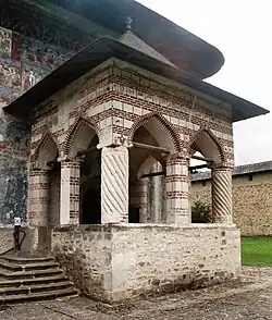 De ingang van de kerk