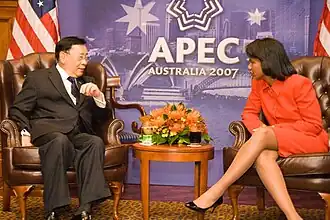 Alberto Romulo in gesprek met Condoleezza Rice.