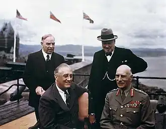 Staand: William Lyon Mackenzie King, Winston ChurchillZittend: Franklin D. Roosevelt, Alexander van Teck