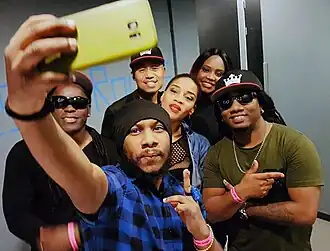 Rootsriders backstage, 2017. van links naar rechts: Derrick Eiflaar, Mo Ali, Huey Buitendorp, Tamara Nivillac, Aldiner Laurent, Felitciano Burnett