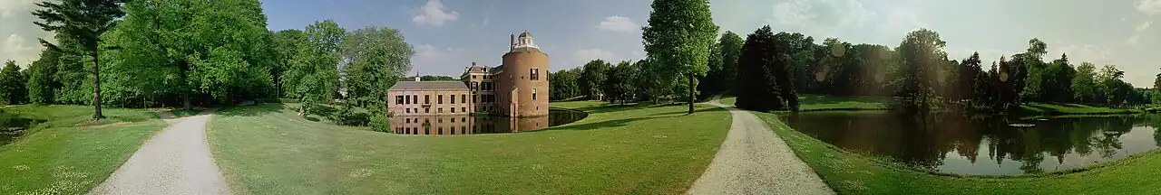 360° panorama van Kasteel Rosendael met omliggende tuinen en vijvers en met uiterst rechts de Bedriegertjes.