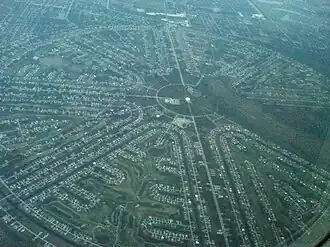 Luchtopname van Rotonda waarop het karakteristieke ontwerp van de plaats te zien is.