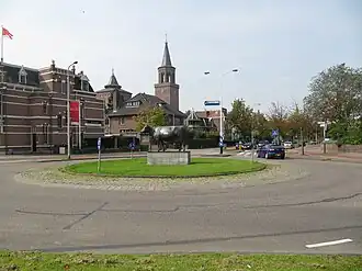 Rotonde aan de zijde van de stadsgracht met zicht op Harlingerstraatweg