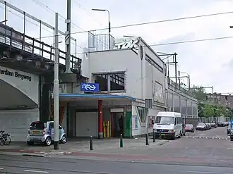 Stationsgebouw uit 1960 aan de oostzijde van het viaduct (2006)