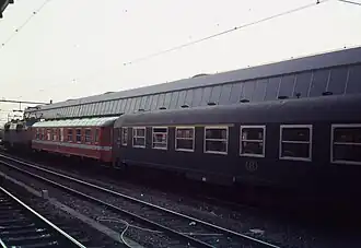 Een I2-buffetrijtuig (links) in Rotterdam.