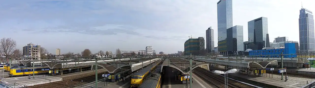 Panorama van Rotterdam Centraal, met rechts het smurfenblauwe, tijdelijke stationsgebouw, 29 februari 2008
