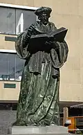 Bronzen standbeeld van Erasmus