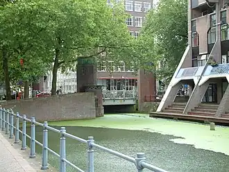 Zicht op de Meentbrug vanaf de Delftsevaart in 2008.