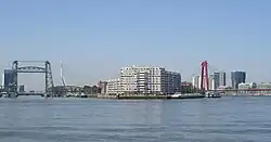 Uitzicht vanaf de Maasboulevard, met uiterst links De Hef.