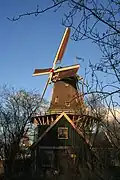 De molen gezien vanuit het westen