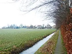 Het kerkepad naar Rottum met zicht op de 4 meter hoge steilrand