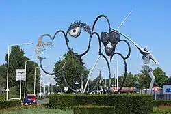 Kunstwerken 'Roundabout Us' en 'Fierljepper' ter hoogte van Philips