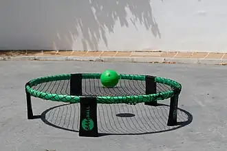 Een roundnet trampolinenet en bal