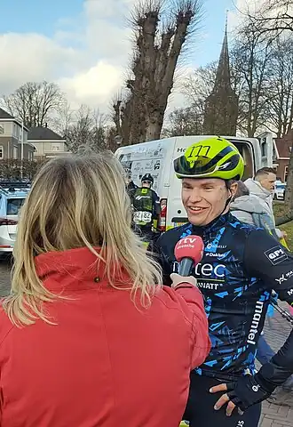 Hoogendoorn na het winnen van Dorpenomloop Dwars door Drenthe in gesprek met Karin Mulder van RTV Drenthe (2025)