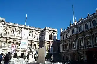 De Royal Academy tijdens de Summer Exhibition van 2004