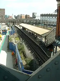 Het perron gezien vanaf de Lord Hill's Bridge.