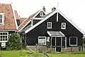 Houten huis met brede topgevel