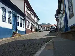 De straat Rua Dom Pedro II in het historische centrum van Sabará