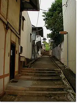 Steegje met trappen