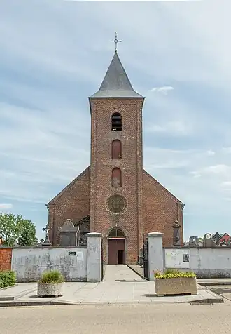 Kerk en toegang tot kerkhof.