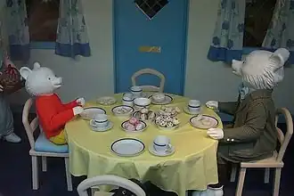 Bruintje Beer (L) met Meneer Beer (R)