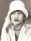 Ruth Harriet Louise met cloche met omgeslagen rand, 1928