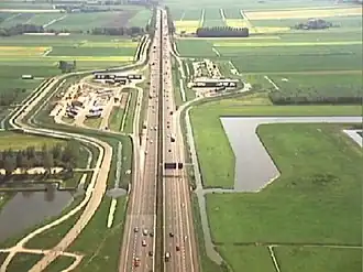 Komend vanuit Den Haag: verzorgingsplaats Ruyven (links) met aan de andere zijde verzorgingsplaats Vrijenban