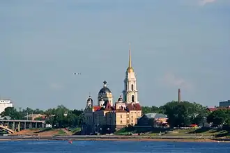 Historisch centrum gezien over de Wolga met de Transfiguratiekathedraal