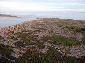 Sälskär gezien vanaf de vuurtoren in noordoostelijke richting. Links het nabijgelegen eiland Norra Sälskär.