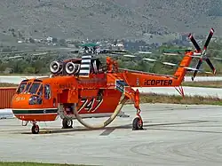 Een Erickson Air Crane op de luchthaven van Ioannina in Griekenland
