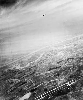 Een Noord-Vietnamese SA-2 raket boven vliegbasis Kép, eind jaren 1960