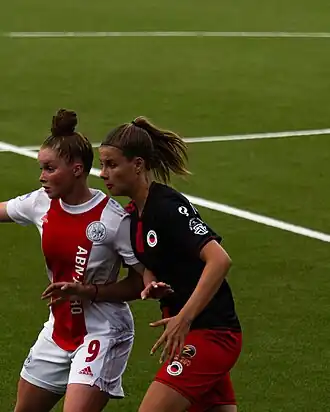 Huijsmans (rechts) in duel met Nikita Tromp van Ajax in 2021