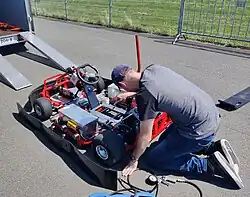 Een kart wordt geprepareerd om mee te rijden