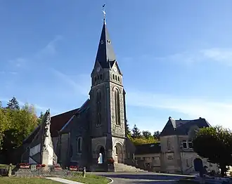 Oorlogsmonument,  kerk Saint-Marcel en kasteel