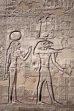 De god Chnoem met zijn kroon