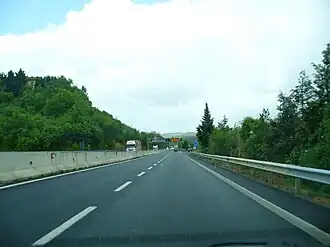 De superstrada FI-PI-LI heeft gescheiden rijbanen, maar geen vluchtstrook