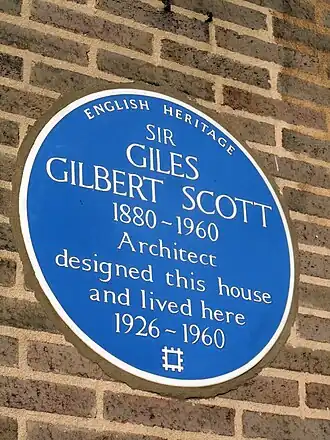 Herdenkingsplaat aan Chester House, zijn zelf ontworpen woning