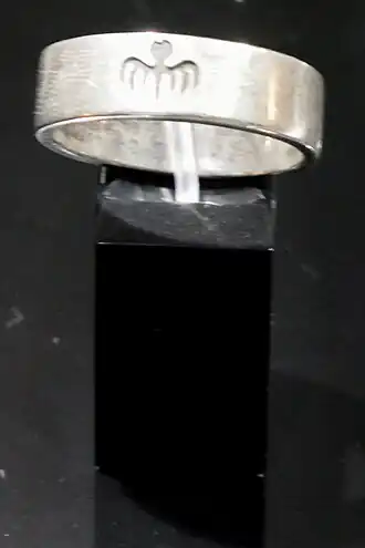 SPECTRE-logo afgebeeld op de SPECTRE-ring